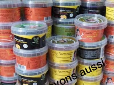 Produits cosmétiques variés